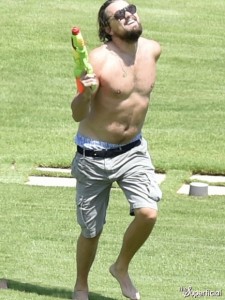 leonardo-dicaprio-squirt-gun-01-435x580