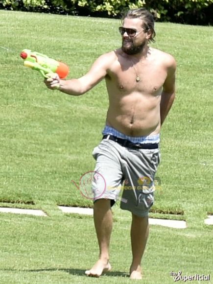 leonardo-dicaprio-squirt-gun-12-435x580.jpg